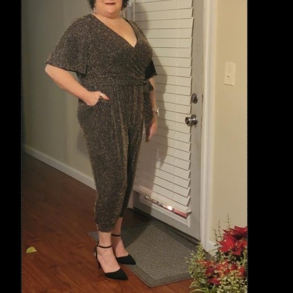 Torrid plus 4 SURPLICE JUMPSUIT - GLITTER GOLD - Picture 6 of 10